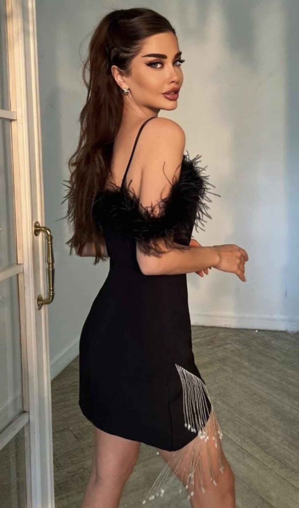 Minikleid mit Federträgern und Diamantkette in Schwarz