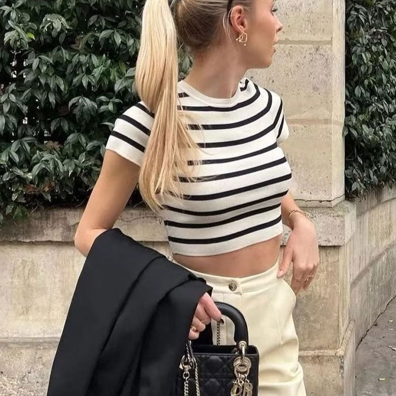 Elegantes, kurzärmliges Strick-Crop-Top mit Streifenmuster und Rundhalsausschnitt - Schwarz