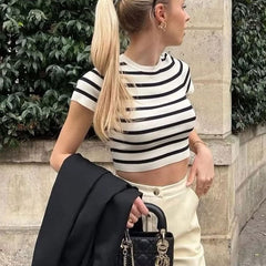 Elegantes, kurzärmliges Strick-Crop-Top mit Streifenmuster und Rundhalsausschnitt - Schwarz