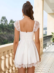 Kleid mit kontrastierender Spitze und gerüschter Brustpartie 