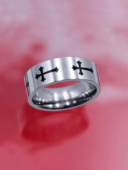 Ring mit Kreuzmuster