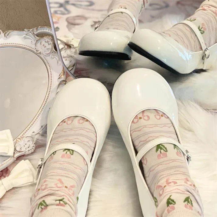 Runde Schuhe mit Herzausschnitt