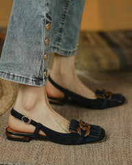 Flacher Slipper mit eckiger Zehenpartie und Schnalle und Quaste