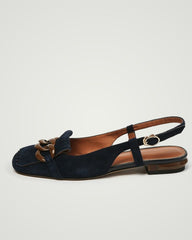Flacher Slipper mit eckiger Zehenpartie und Schnalle und Quaste