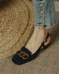 Flacher Slipper mit eckiger Zehenpartie und Schnalle und Quaste