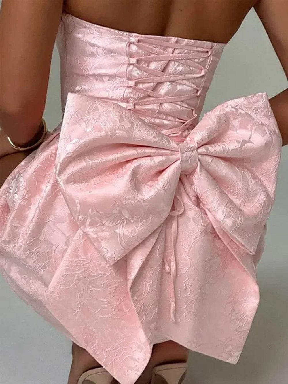 Harper – Ärmelloses Minikleid mit Schleifenverzierung