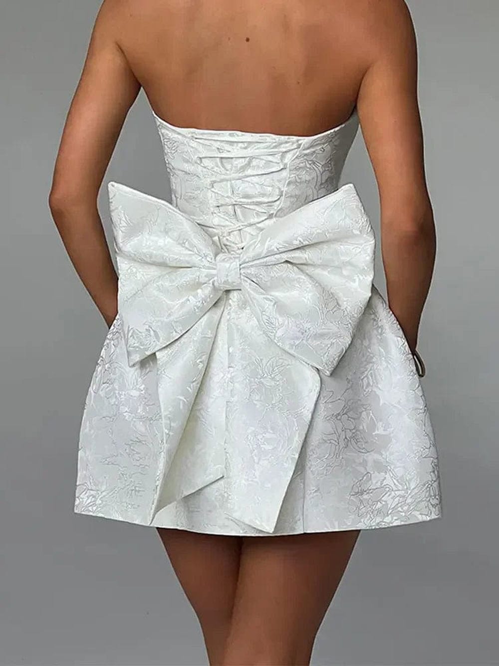 Harper – Ärmelloses Minikleid mit Schleifenverzierung