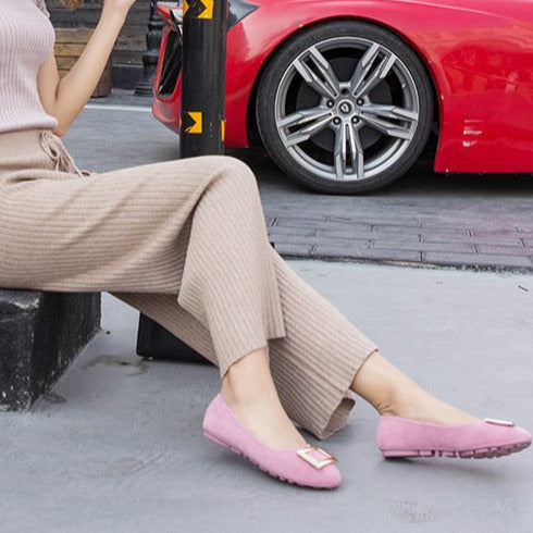Ballerinas aus Wildleder mit Schnallendekor