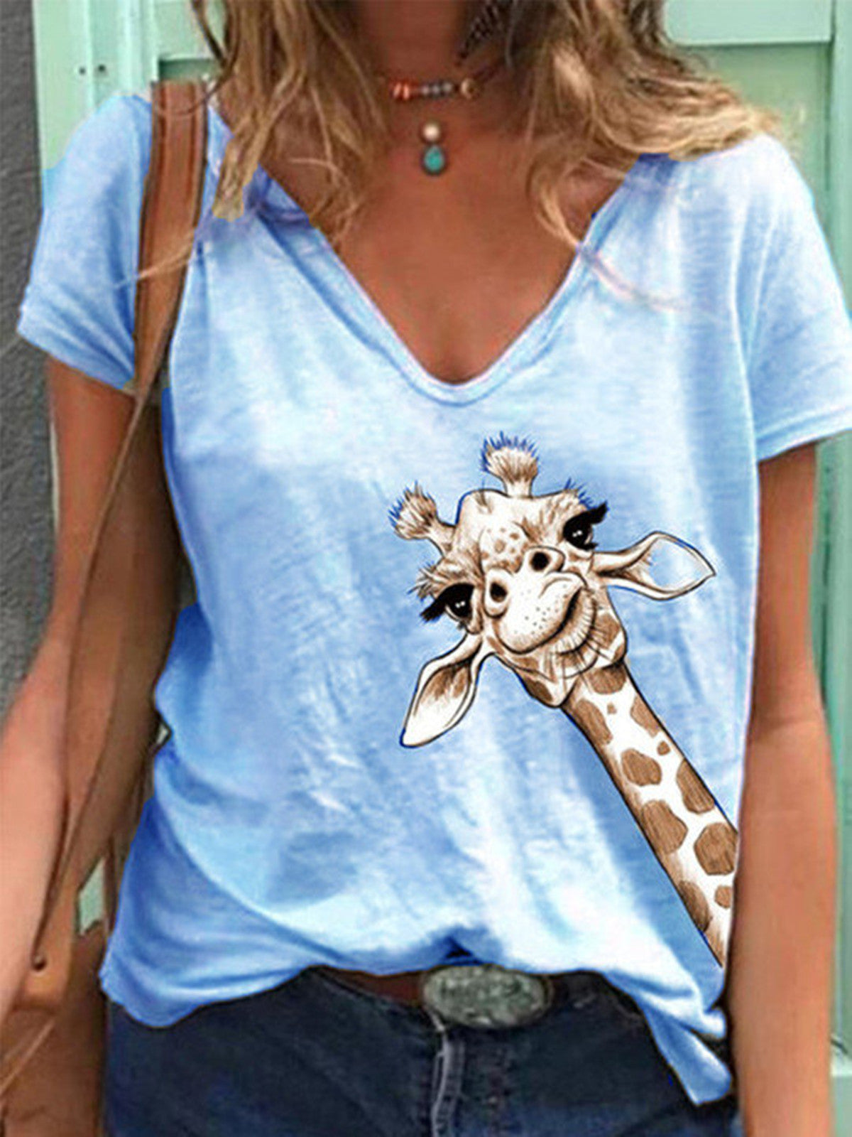 Kurzärmliges T-Shirt mit V-Ausschnitt und Animalprint 