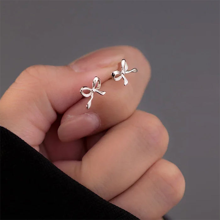 Minimalistische Ohrstecker mit Schleife