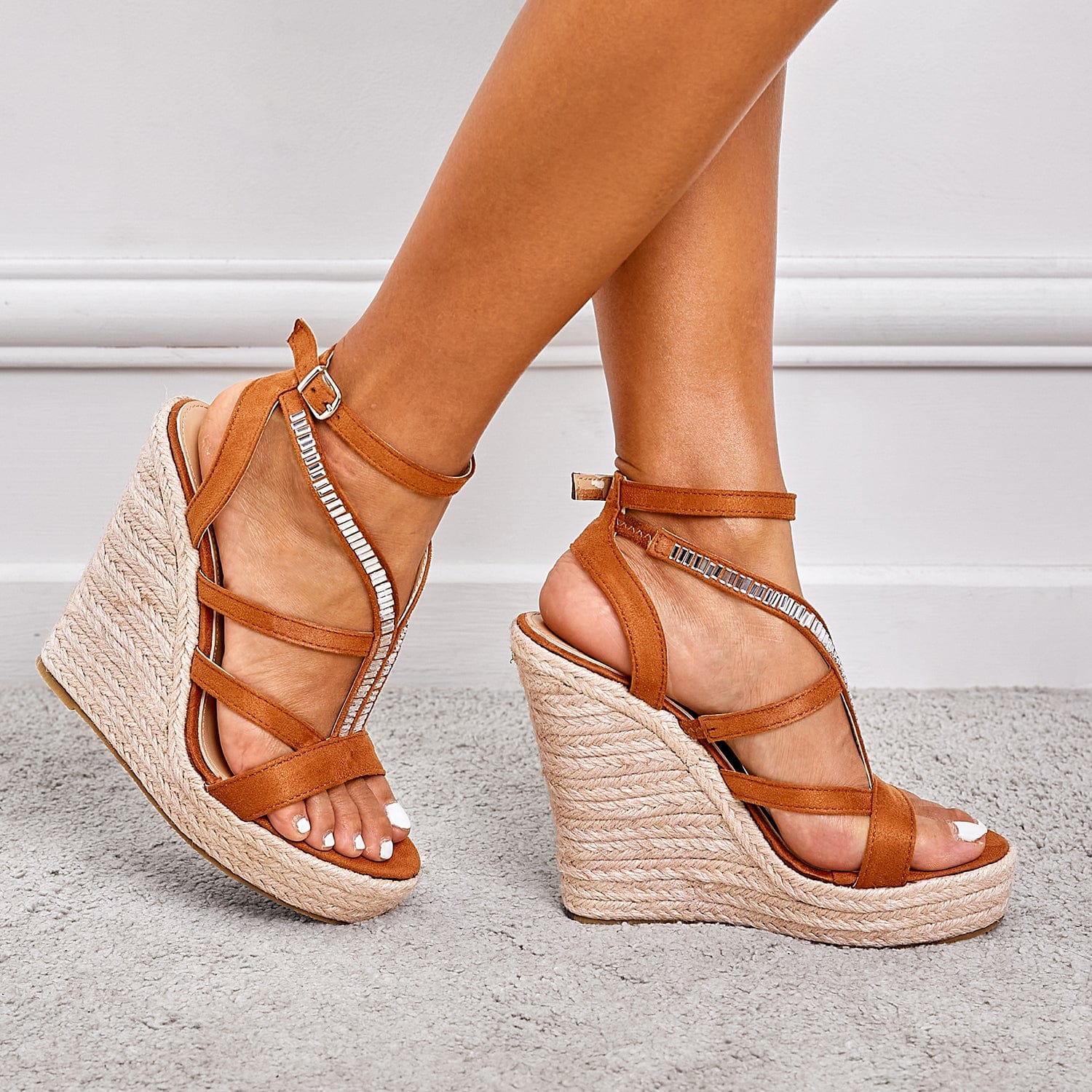 Espadrilles-Sandalen mit Knöchelriemen und Keilabsatz