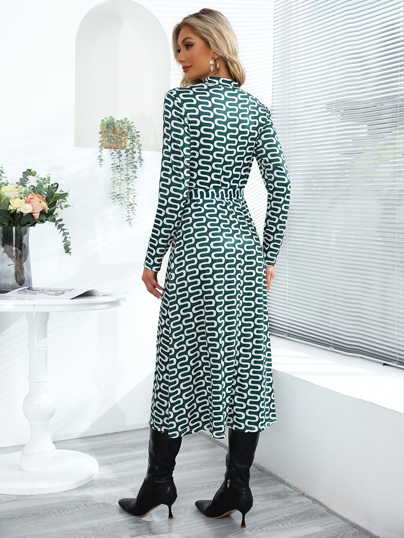 Bedrucktes, langärmliges Kleid mit Schlitz und Gürtel