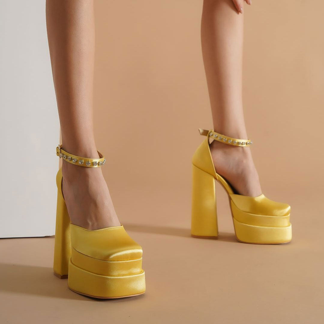 – Plateau-Pumps aus Satin mit eckiger Zehenpartie und dicker Sohle aus Kristall - Gelb