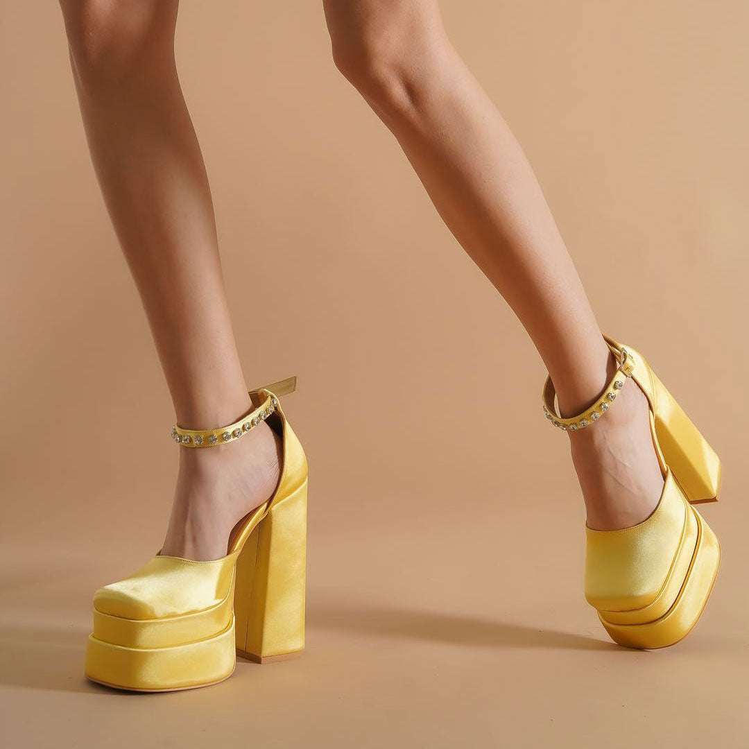 – Plateau-Pumps aus Satin mit eckiger Zehenpartie und dicker Sohle aus Kristall - Gelb