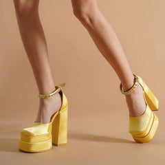 – Plateau-Pumps aus Satin mit eckiger Zehenpartie und dicker Sohle aus Kristall - Gelb