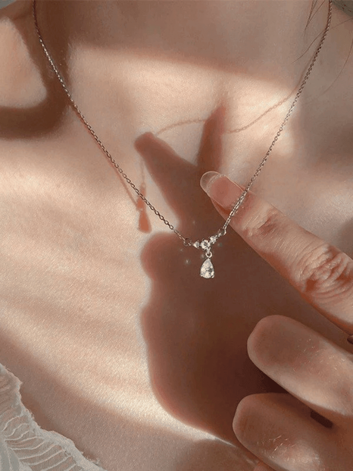 Silberne Halskette mit Strass-Tropfendekor