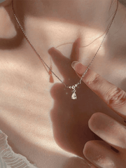 Silberne Halskette mit Strass-Tropfendekor