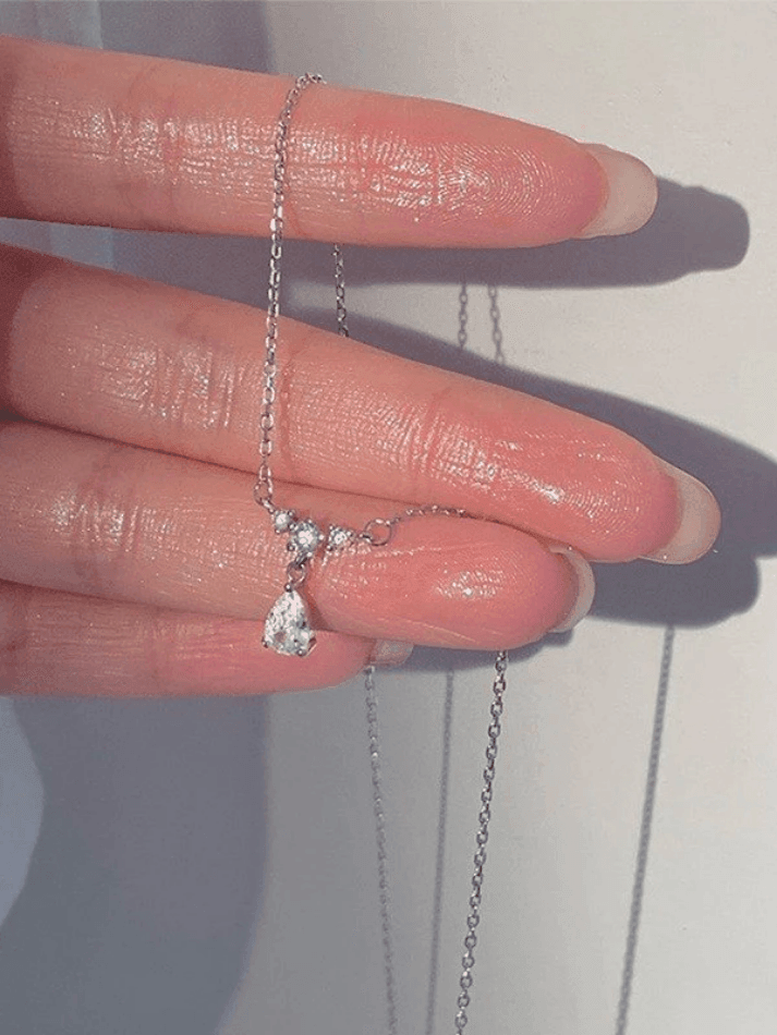 Silberne Halskette mit Strass-Tropfendekor