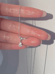 Silberne Halskette mit Strass-Tropfendekor