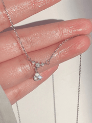 Silberne Halskette mit Strass-Tropfendekor