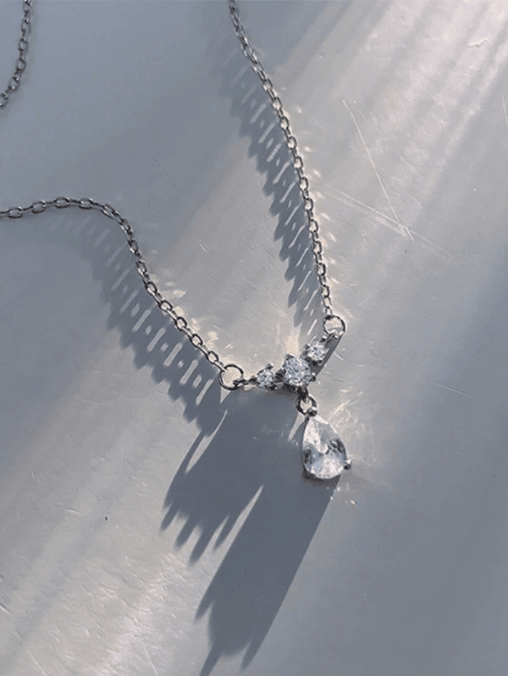 Silberne Halskette mit Strass-Tropfendekor