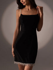 Heißes Mädchen, kleines schwarzes Kleid 