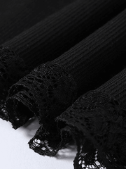 Minikleid mit V-Ausschnitt und Spitzenbesatz und Trägern