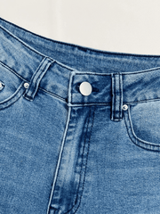 Verwaschene Push-Up-Jeans mit ausgestelltem Bein