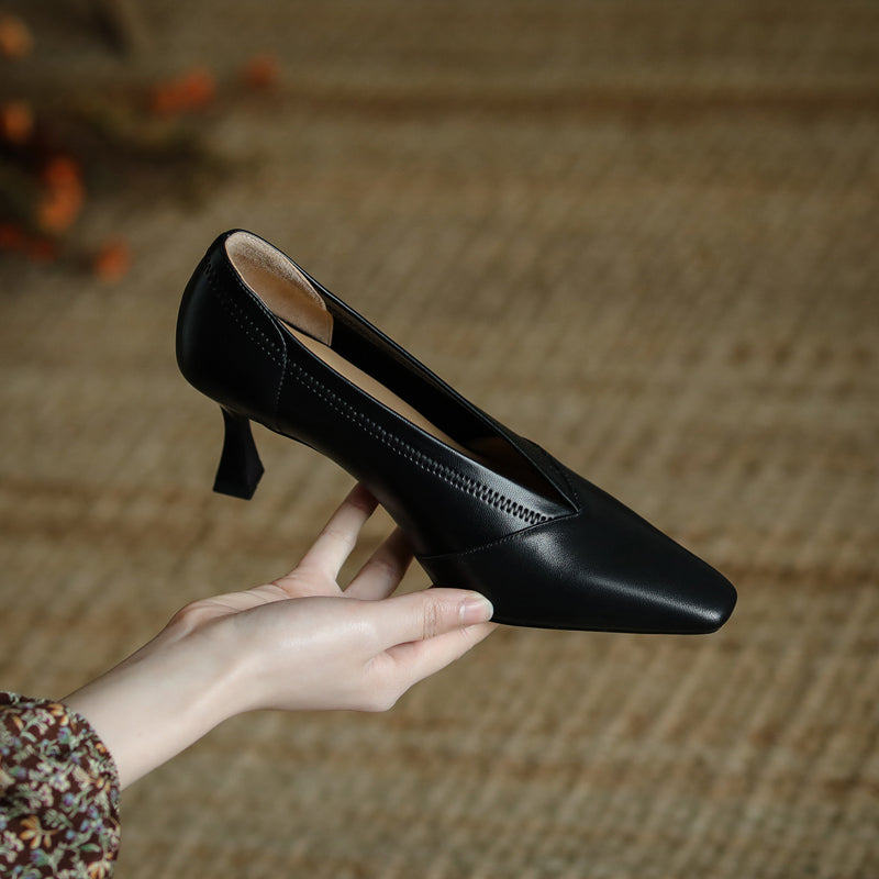 Schwarze Pumps „Gwen“ mit Kitten-Heel-Absatz