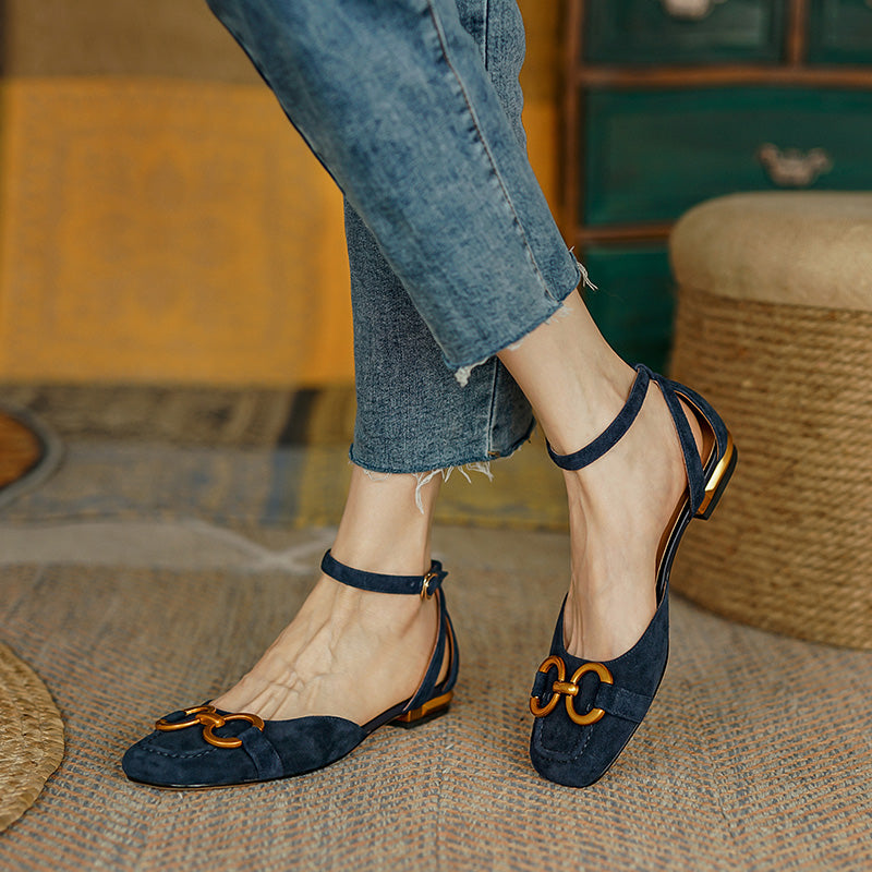Dina – Handgemachte Ballerinas aus Wildleder mit Knöchelriemen und Kette