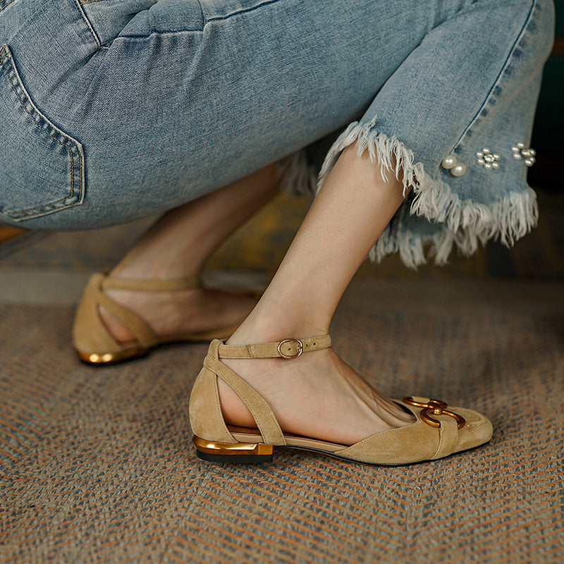 Dina – Handgemachte Ballerinas aus Wildleder mit Knöchelriemen und Kette