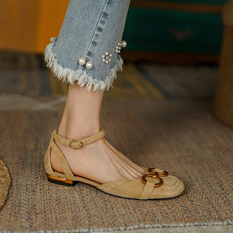 Dina – Handgemachte Ballerinas aus Wildleder mit Knöchelriemen und Kette