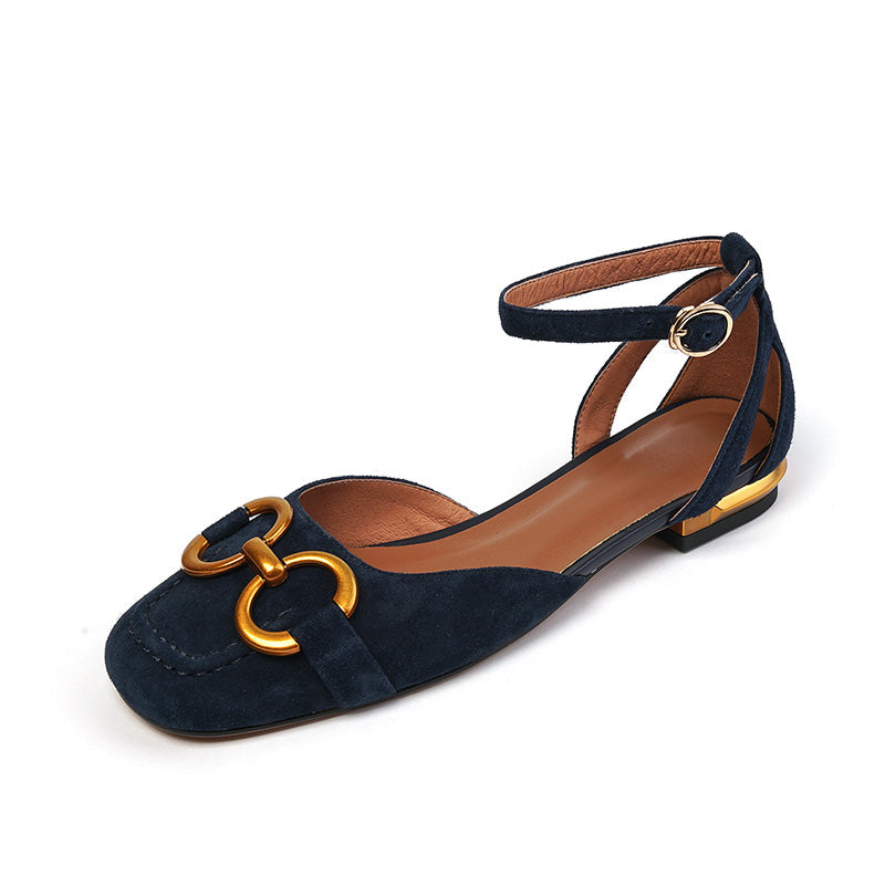 Dina – Handgemachte Ballerinas aus Wildleder mit Knöchelriemen und Kette