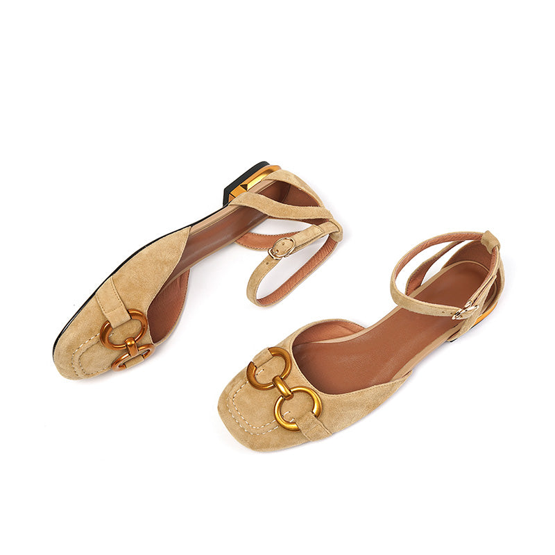 Dina – Handgemachte Ballerinas aus Wildleder mit Knöchelriemen und Kette